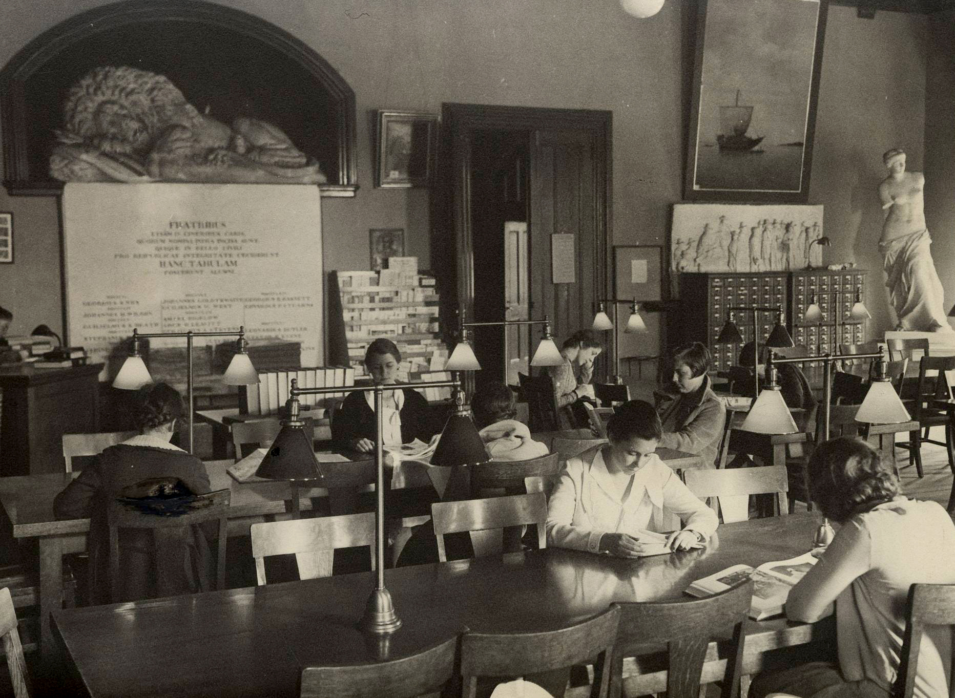 Students working in the old Memorial Hall Library. Courtesy Colby College Archives.